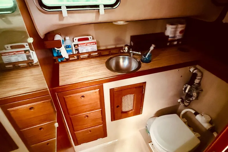 Slide: The Image of Lancer Yachts 29 - Head - 8