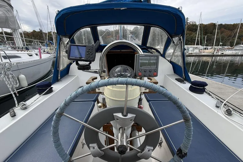 Slide: The Image of Lancer Yachts 29 - Helm - 9