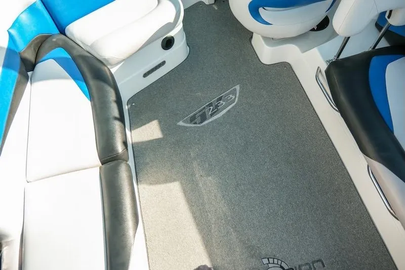 Slide: The Image of Interior of 2014 Centurion Enzo SV233 boat with gray carpet and blue-white seating. - 24