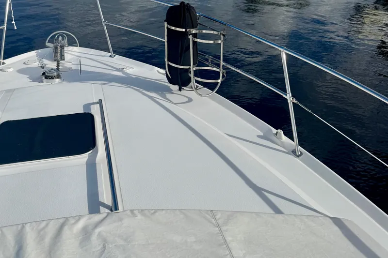 Slide: The Image of 1998 Sea Ray 400 Sundancer yacht deck with railing and water view. - 5