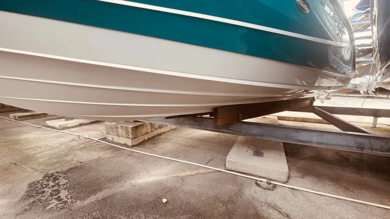 Slide: The Image of Sea Ray SLX 310 Outboard 2021 - 11