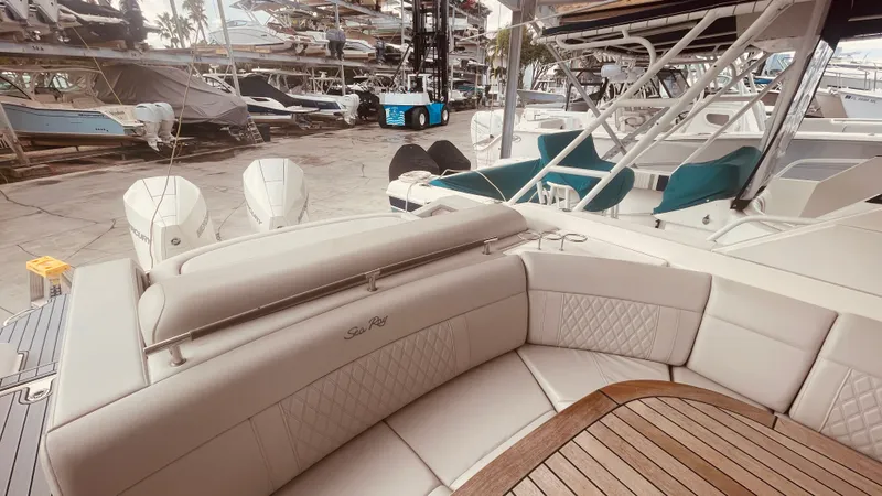 Slide: The Image of Sea Ray SLX 310 Outboard 2021 - 38
