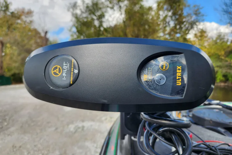 Slide: The Image of 2019 Skeeter FX21 boat with i-Pilot Link Ultrex trolling motor. - 12