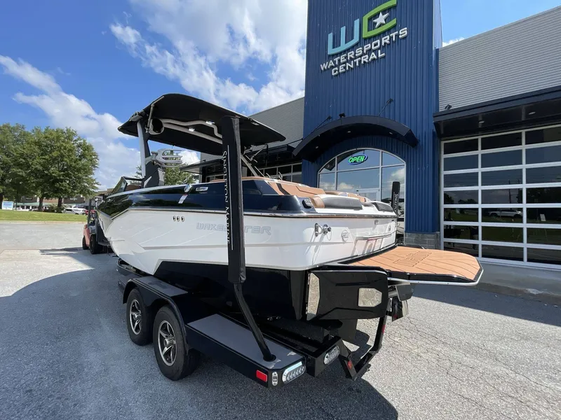 Slide: The Image of Malibu 22 LSV Wakesetter 2023 - 11