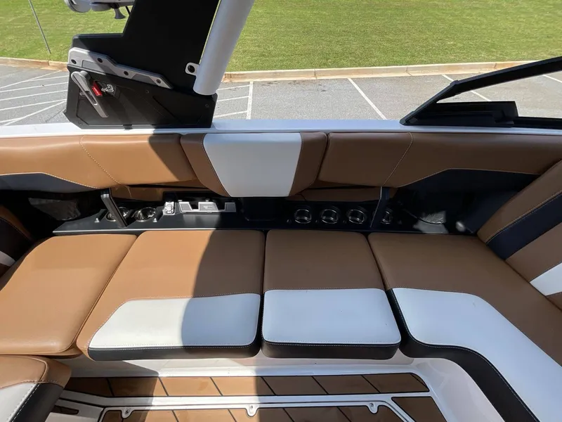 Slide: The Image of Malibu 22 LSV Wakesetter 2023 - 13