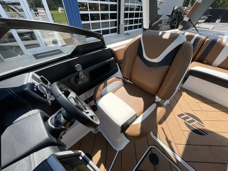 Slide: The Image of Malibu 22 LSV Wakesetter 2023 - 14