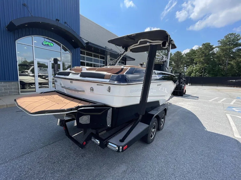 Slide: The Image of Malibu 22 LSV Wakesetter 2023 - 15