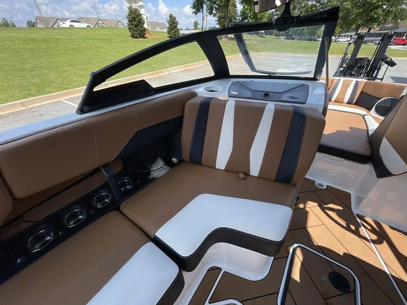 Slide: The Image of Malibu 22 LSV Wakesetter 2023 - 24