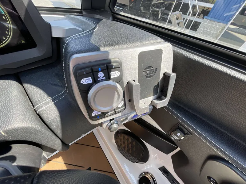 Slide: The Image of Malibu 22 LSV Wakesetter 2023 - 27