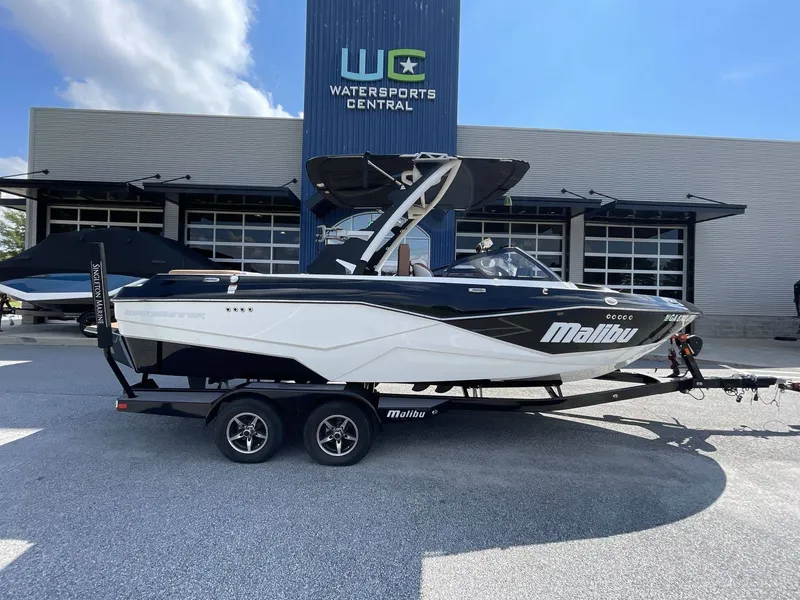 Slide: The Image of Malibu 22 LSV Wakesetter 2023 - 32