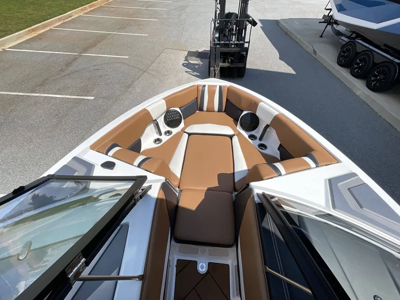 Slide: The Image of Malibu 22 LSV Wakesetter 2023 - 5