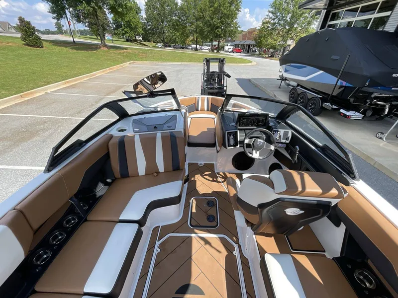 Slide: The Image of Malibu 22 LSV Wakesetter 2023 - 6