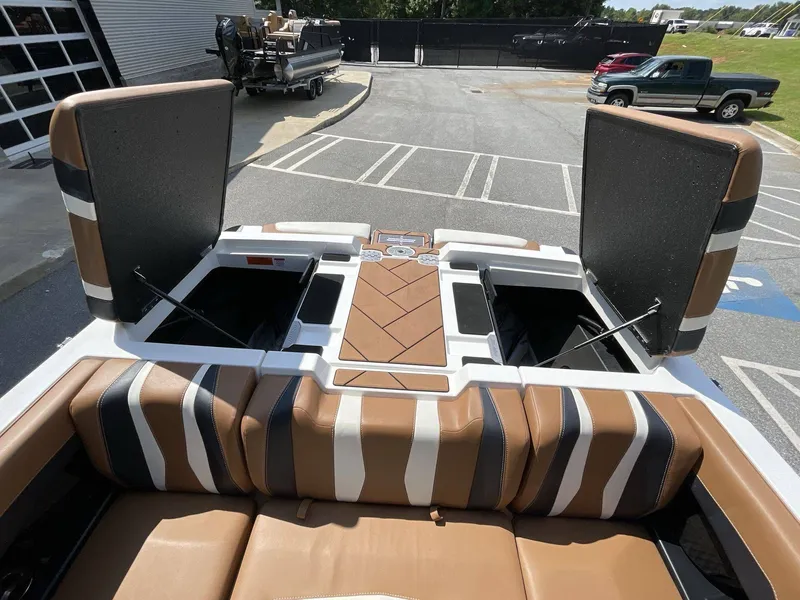 Slide: The Image of Malibu 22 LSV Wakesetter 2023 - 7