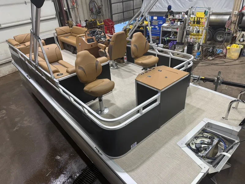 Slide: The Image of Tahoe Sport Rear Fish 2180 & 4-Stroke $31995 2026 - 44