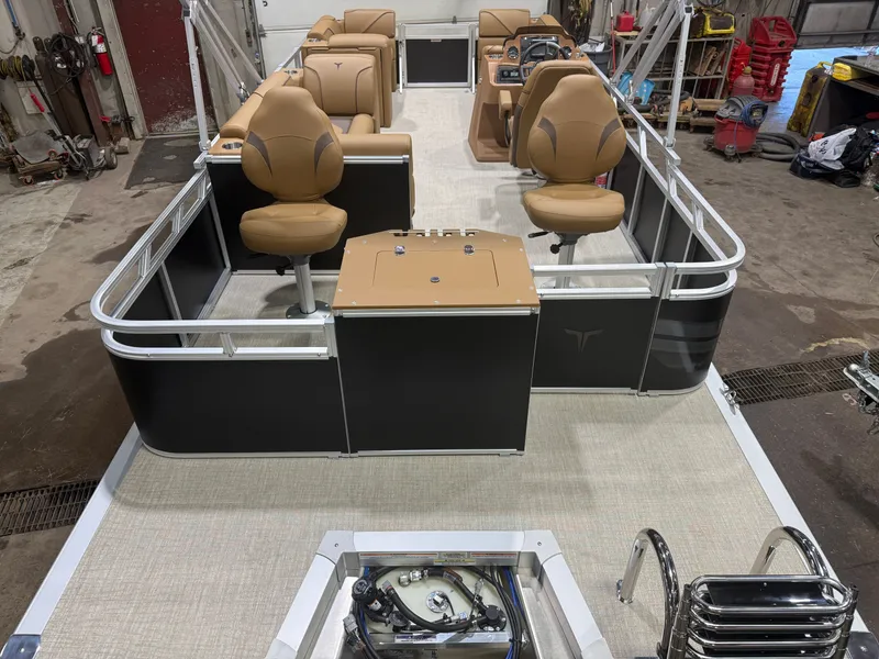 Slide: The Image of Tahoe Sport Rear Fish 2180 & 4-Stroke $31995 2026 - 5