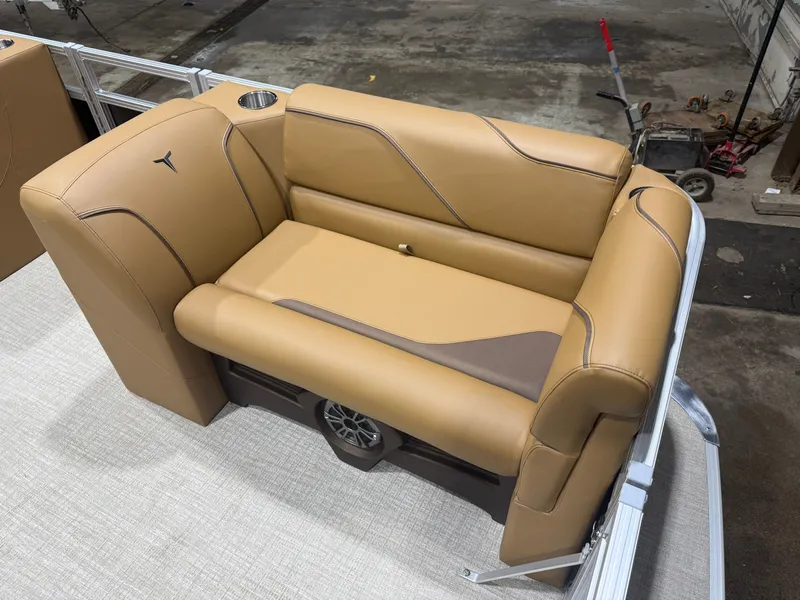 Slide: The Image of Tahoe Sport Rear Fish 2180 & 4-Stroke $31995 2026 - 8