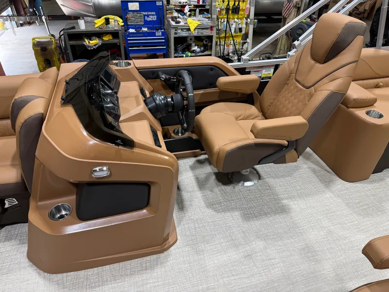 Slide: The Image of Tahoe LTZ 2385 Quad Lounge Shift SS & Honda 4-Stroke EFI 2026 - 10