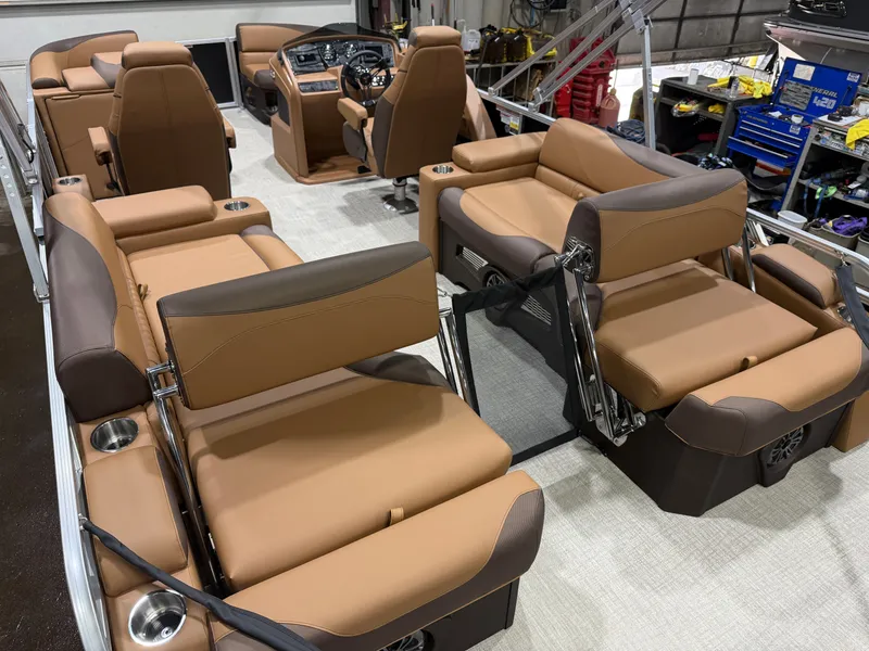 Slide: The Image of Tahoe LTZ 2385 Quad Lounge Shift SS & Honda 4-Stroke EFI 2026 - 22