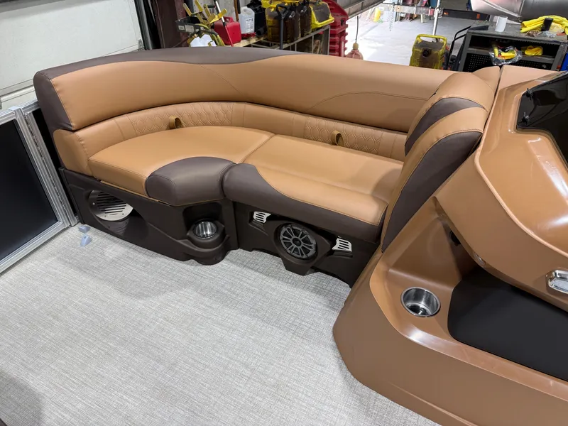 Slide: The Image of Tahoe LTZ 2385 Quad Lounge Shift SS & Honda 4-Stroke EFI 2026 - 28