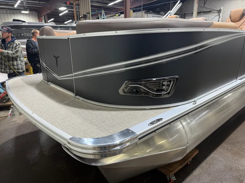 Slide: The Image of Tahoe LTZ 2385 Quad Lounge Shift SS & Honda 4-Stroke EFI 2026 - 34