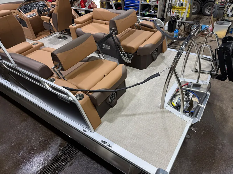 Slide: The Image of Tahoe LTZ 2385 Quad Lounge Shift SS & Honda 4-Stroke EFI 2026 - 4