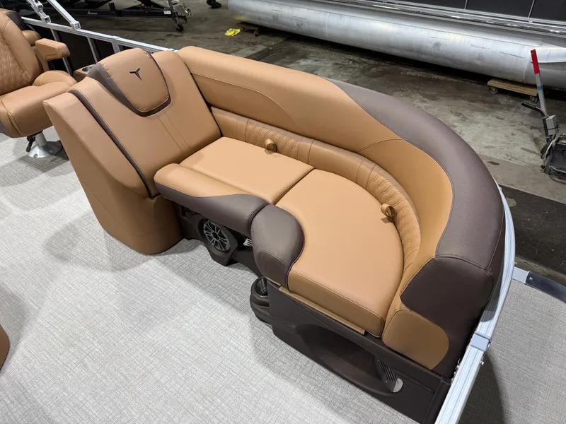 Slide: The Image of Tahoe LTZ 2385 Quad Lounge Shift SS & Honda 4-Stroke EFI 2026 - 8