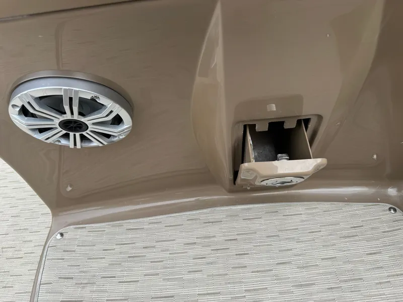 Slide: The Image of Bennington 2250 GSR Pontoon 2016 - 32