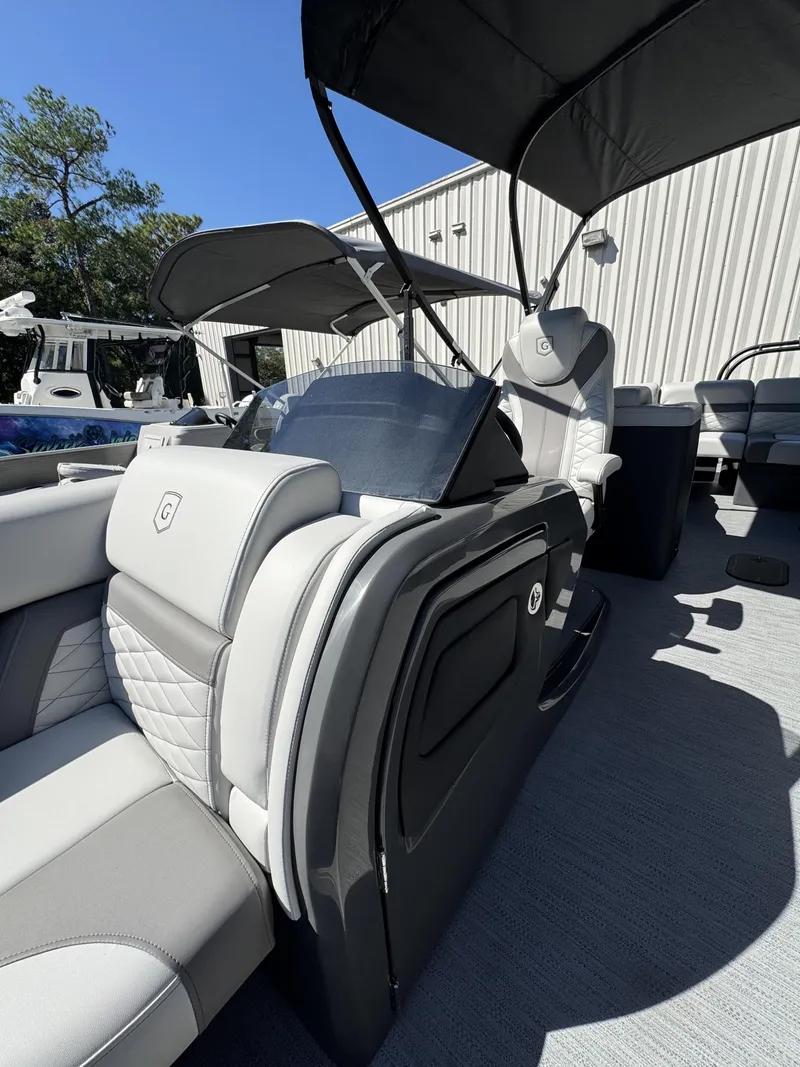 Slide: The Image of Sweetwater Monaco MC 235 ULC 2026 - 8