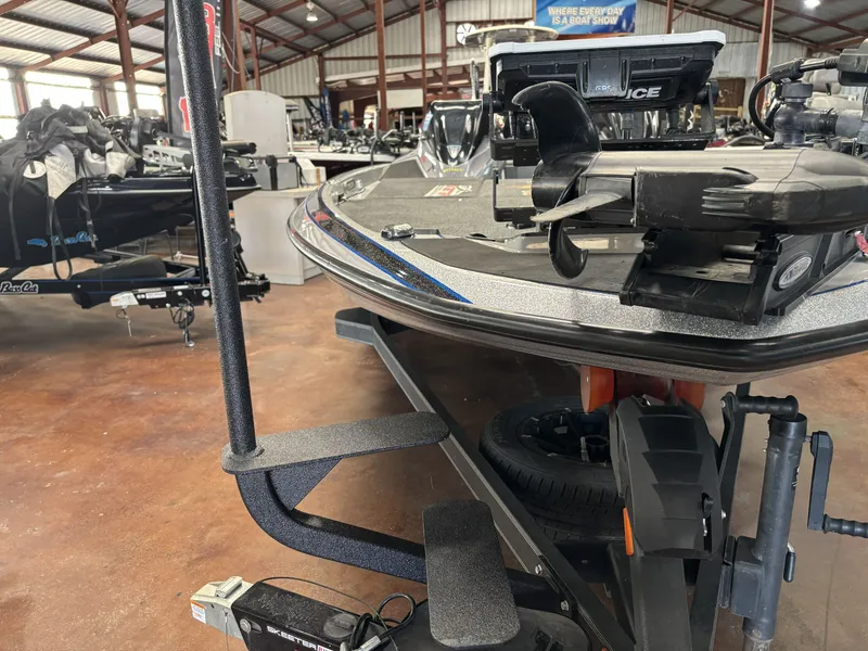 Slide: The Image of Skeeter FXR21 DUAL CONSOLE 2025 - 14