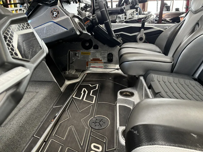 Slide: The Image of Skeeter FXR21 DUAL CONSOLE 2025 - 19