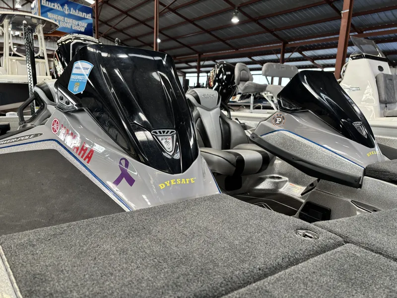 Slide: The Image of Skeeter FXR21 DUAL CONSOLE 2025 - 2