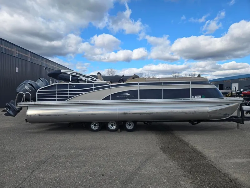 The Image of Bennington 25QCL ESP TRI 2018 - 1