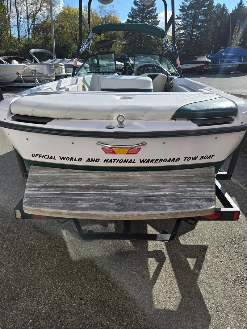 Slide: The Image of Nautique Ski 2001 - 6