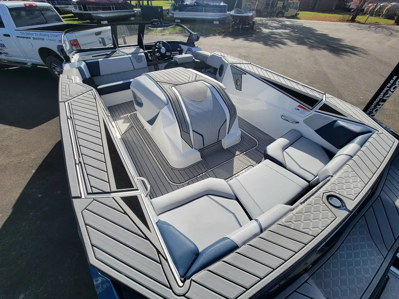 Slide: The Image of Nautique Ski Closed Bow 2024 - 6