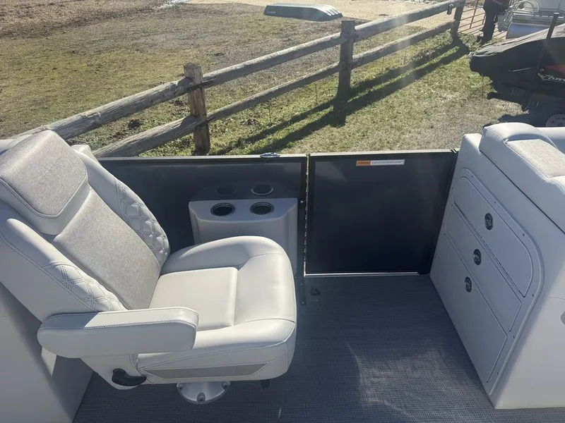 Slide: The Image of Crest CONQUEST 235SLC 2026 - 5