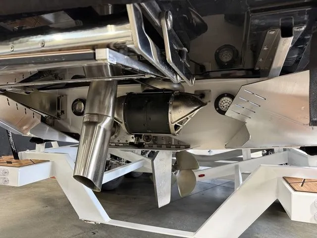 Slide: The Image of Tigé Ultré 25ZX 2024 - 4