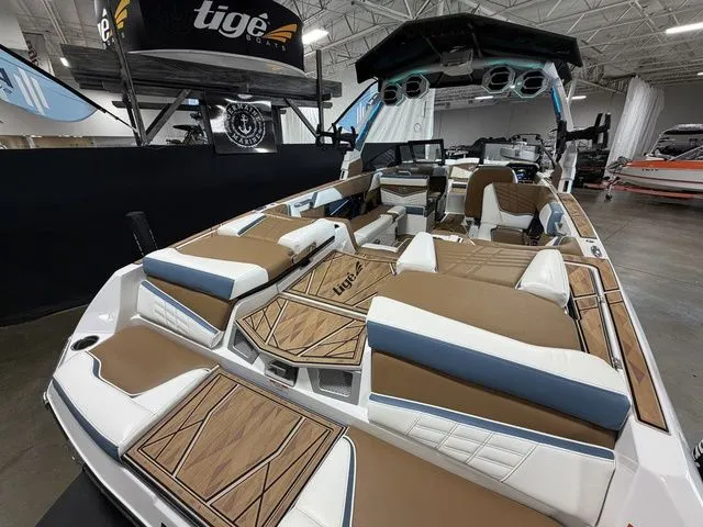 Slide: The Image of Tigé Ultré 25ZX 2024 - 5