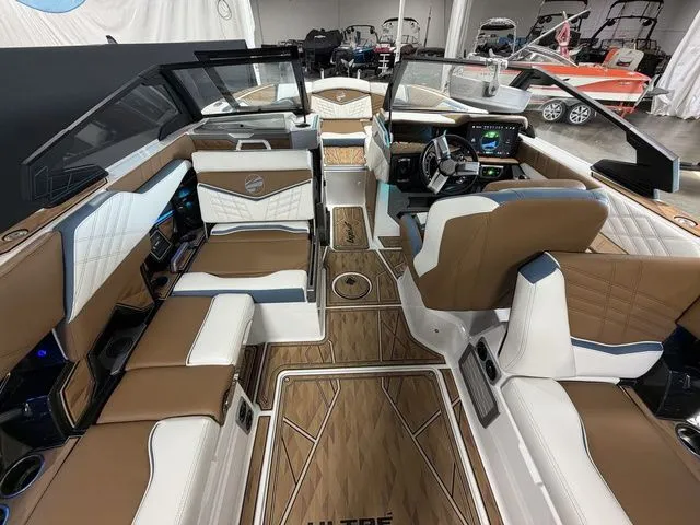 Slide: The Image of Tigé Ultré 25ZX 2024 - 8