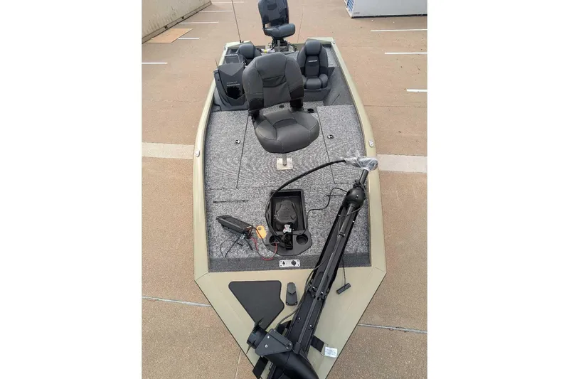 Slide: The Image of 2026 Tracker Pro Team 195 fishing boat with seating and equipment on deck. - 10