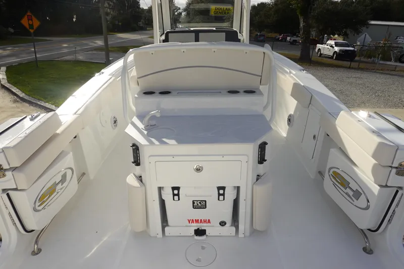 Slide: The Image of 2026 Sea Hunt Ultra 275 SE boat interior with Yamaha cooler and seating area. - 33