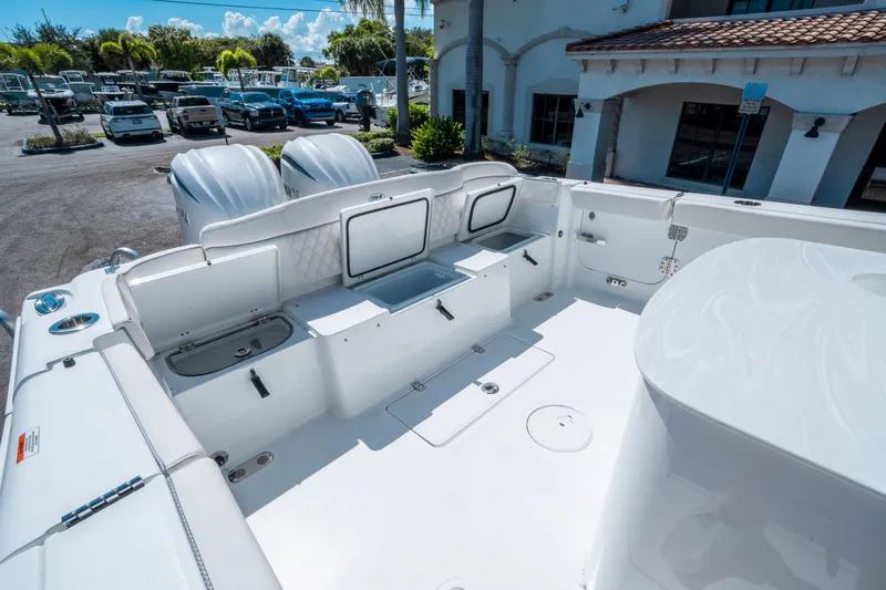 Slide: The Image of Sea Hunt ULTRA 305 CB 2026 - 11