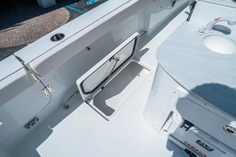 Slide: The Image of Sea Hunt ULTRA 305 CB 2026 - 14