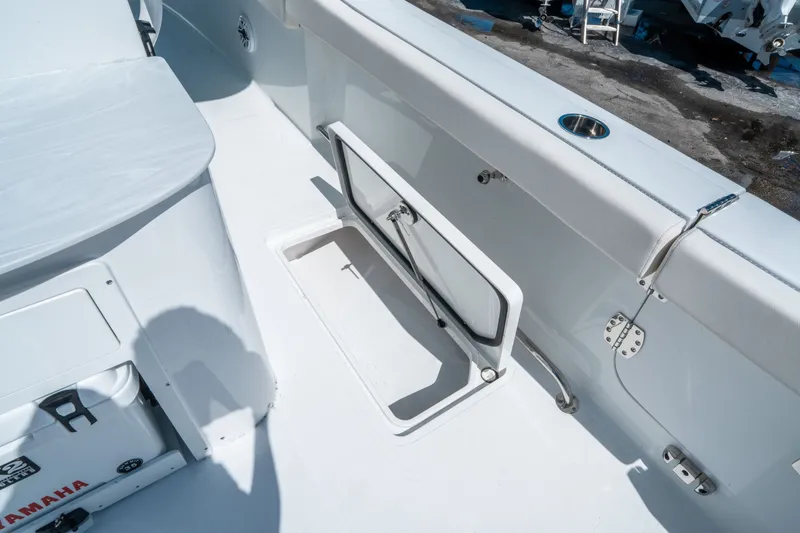 Slide: The Image of Sea Hunt ULTRA 305 CB 2026 - 15