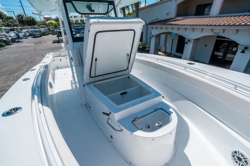 Slide: The Image of Sea Hunt ULTRA 305 CB 2026 - 28