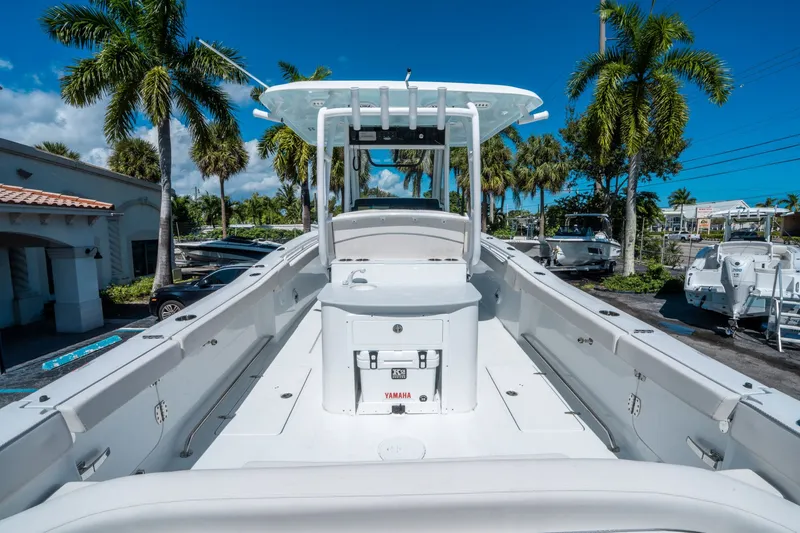 Slide: The Image of Sea Hunt ULTRA 305 CB 2026 - 9