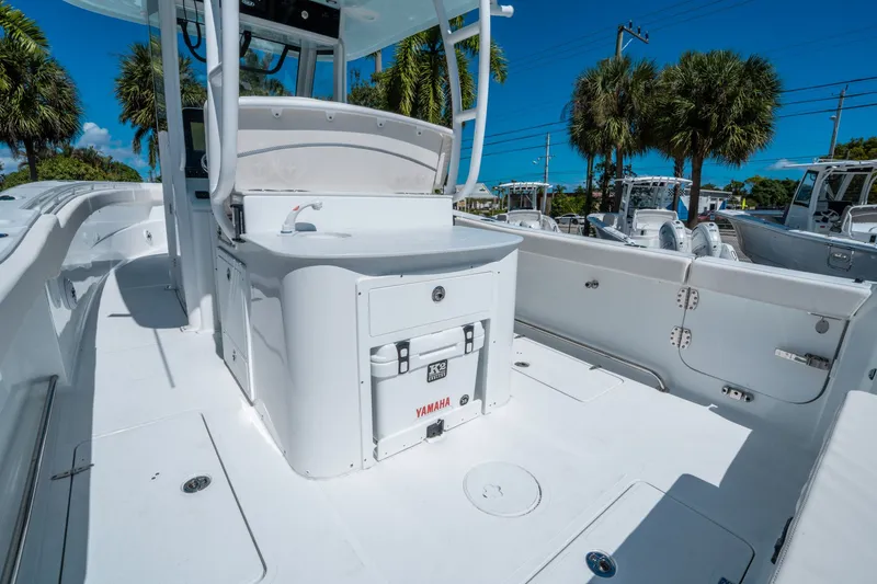 Slide: The Image of Sea Hunt ULTRA 305 CB 2026 - 13