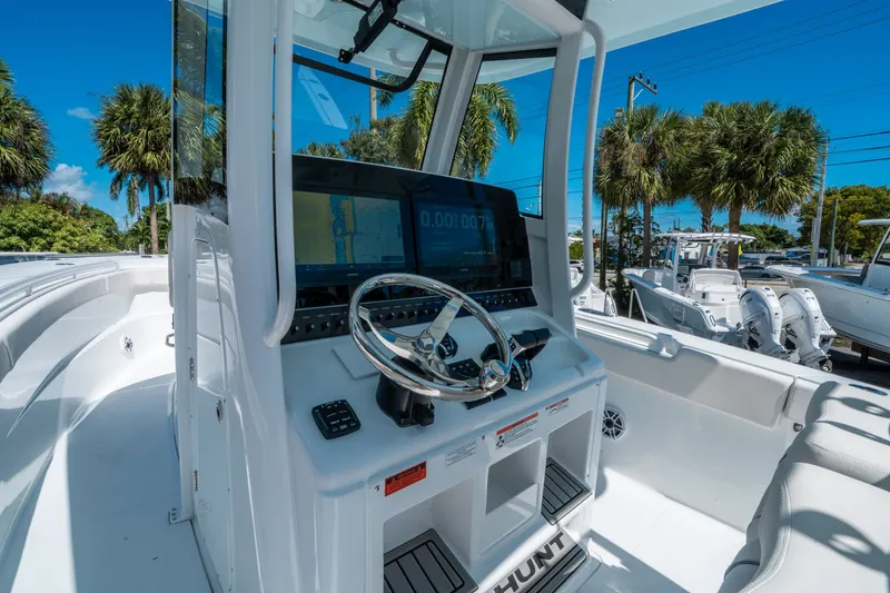 Slide: The Image of Sea Hunt ULTRA 305 CB 2026 - 20