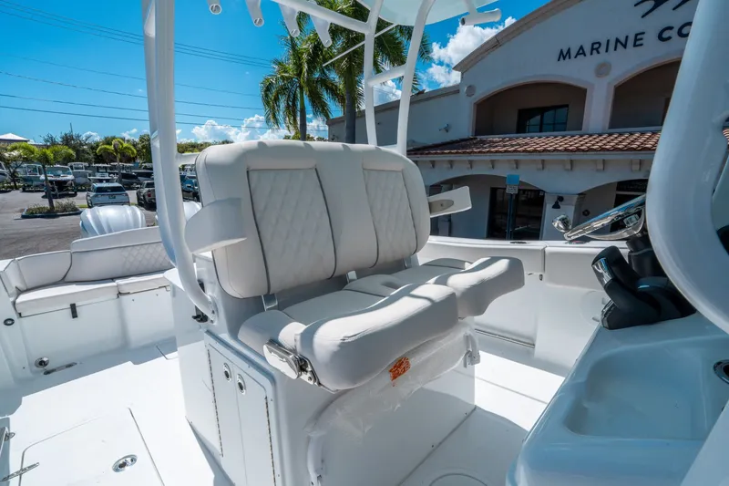 Slide: The Image of Sea Hunt ULTRA 305 CB 2026 - 22