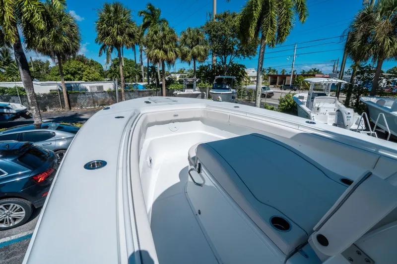 Slide: The Image of Sea Hunt ULTRA 305 CB 2026 - 25