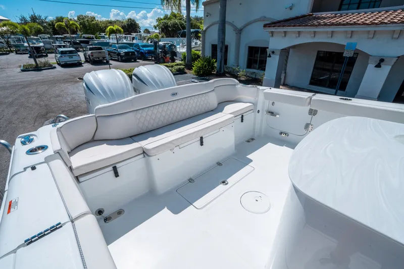 Slide: The Image of Sea Hunt ULTRA 305 CB 2026 - 10